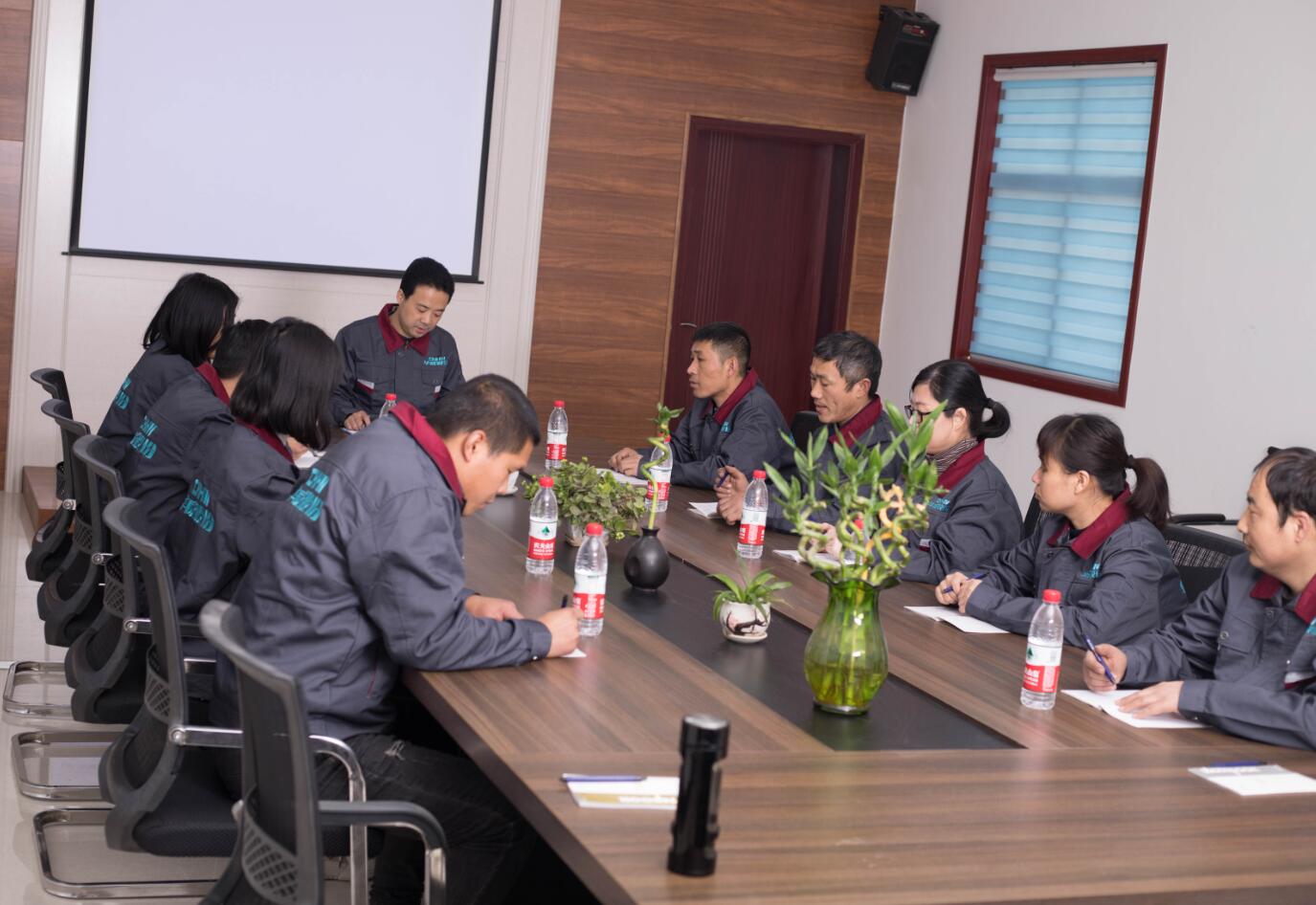 董事長與技術部門就新材料研發項目會議 董事長與技術部門就新材料研發項目會議